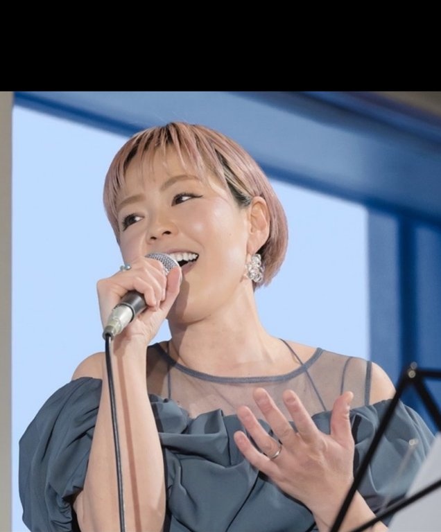 樹-MIKI-さんが歌う様子